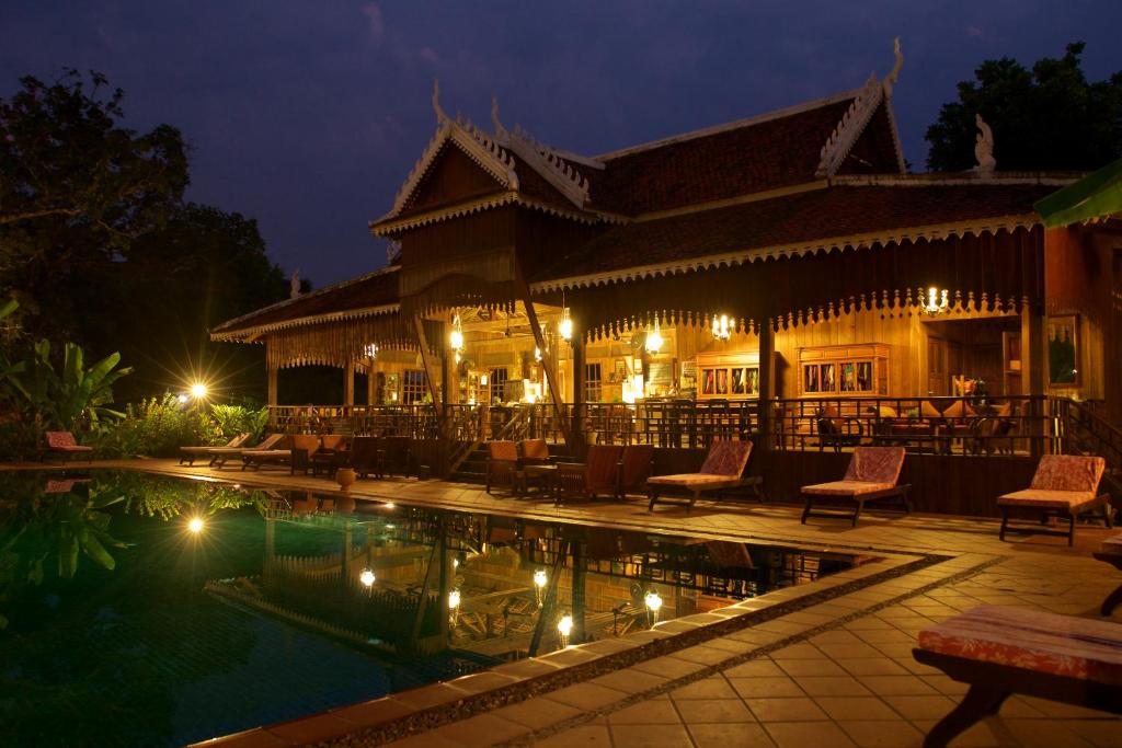 桔井Soriyabori Villas Resort的夜间带游泳池的度假村