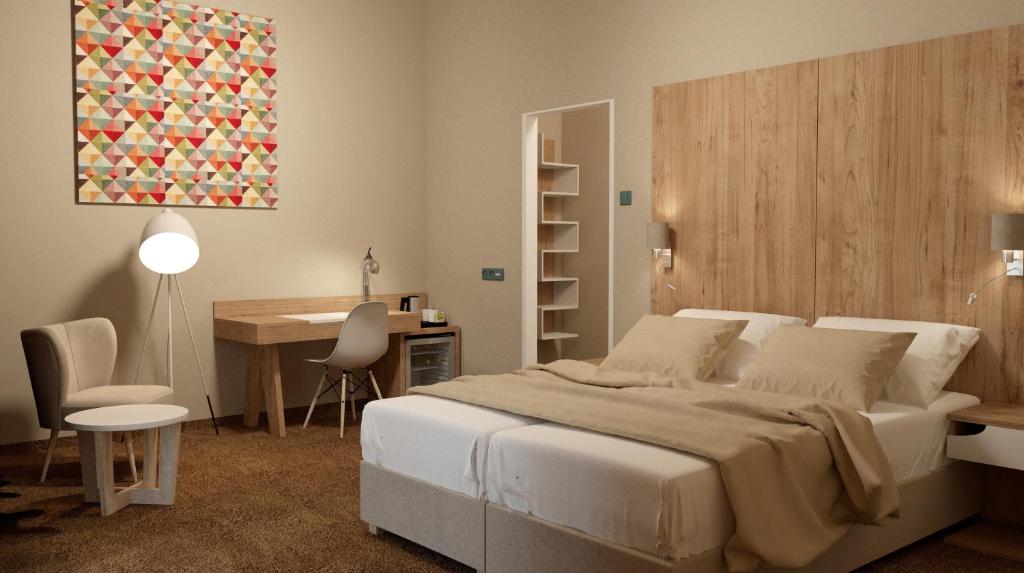 利贝雷茨利贝雷茨酒店的卧室配有白色的床、书桌和桌子