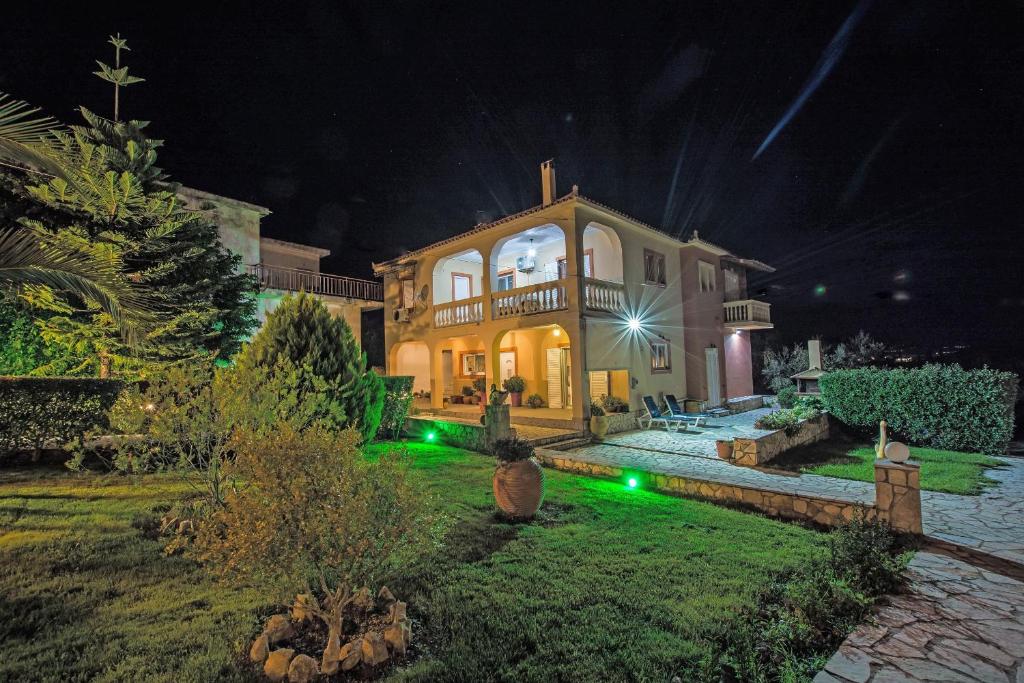 扎金索斯镇Mertoula House的夜晚有绿灯的大房子