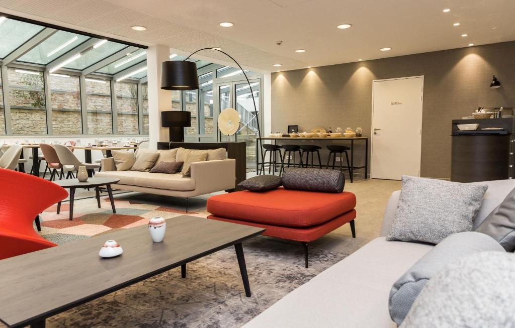 巴黎巴黎蒙马特城市奥德利公寓式酒店的带沙发、椅子和桌子的客厅