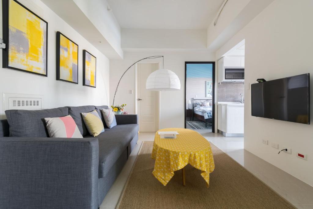 新店LiveGRACE Apartment Xindian的客厅配有沙发和桌子