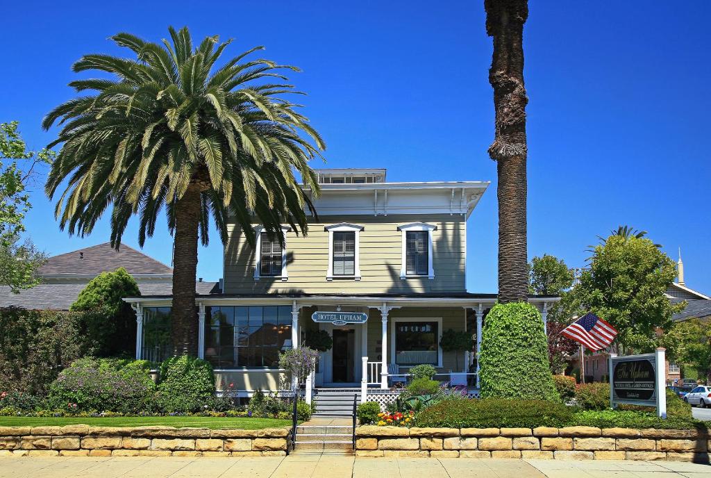 圣巴巴拉阿珀姆酒店的两棵棕榈树在房子前面