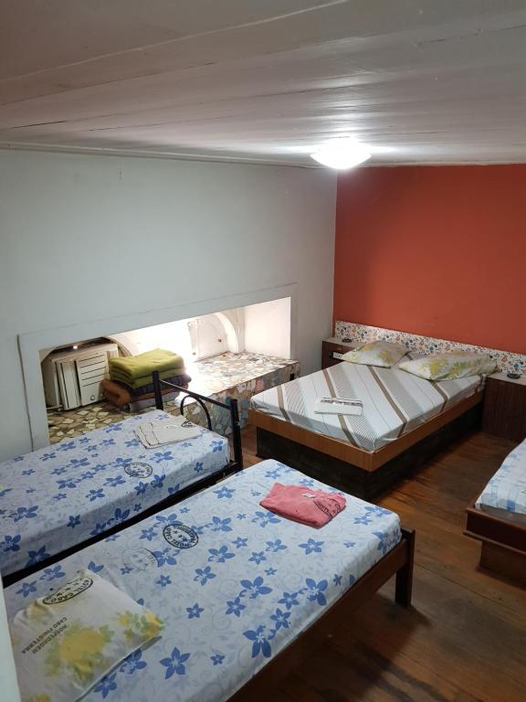 里约热内卢卡波弗尼斯特拉酒店的一间设有三张床的房间