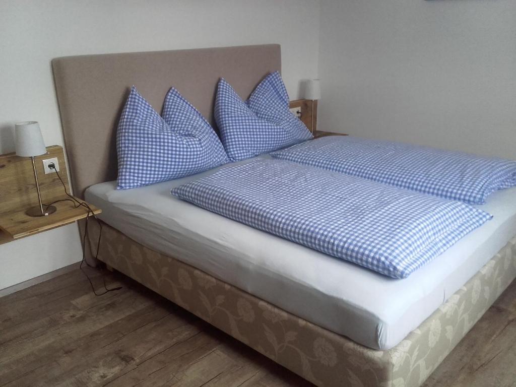 弗拉绍欧博比奇加特公寓的床上铺有蓝色枕头的床