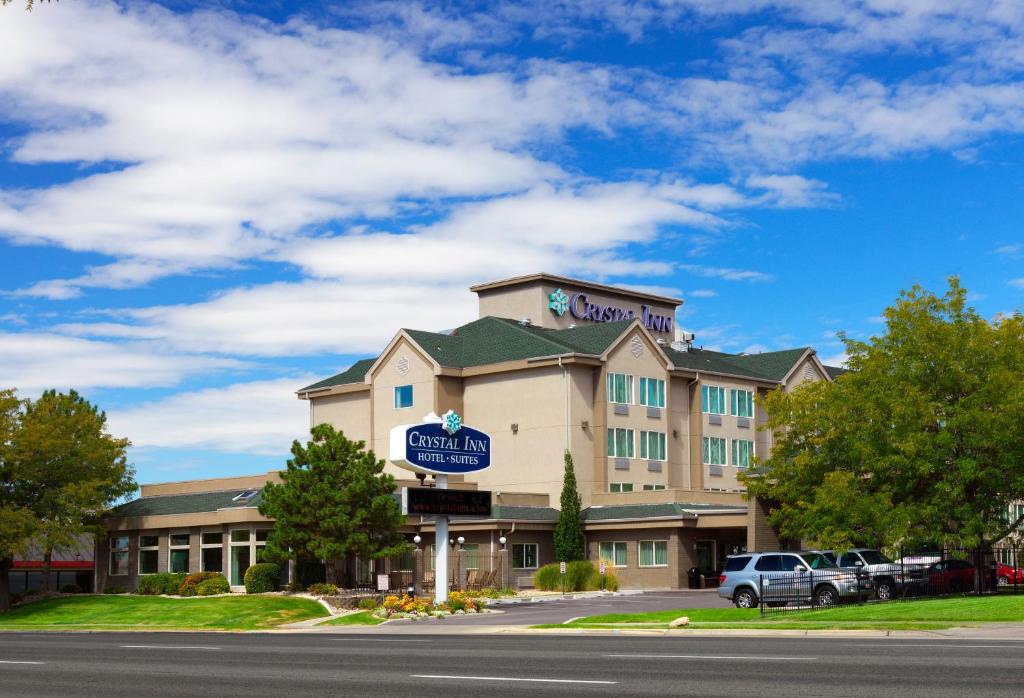 盐湖城水晶套房酒店–盐湖城的前面有标志的酒店