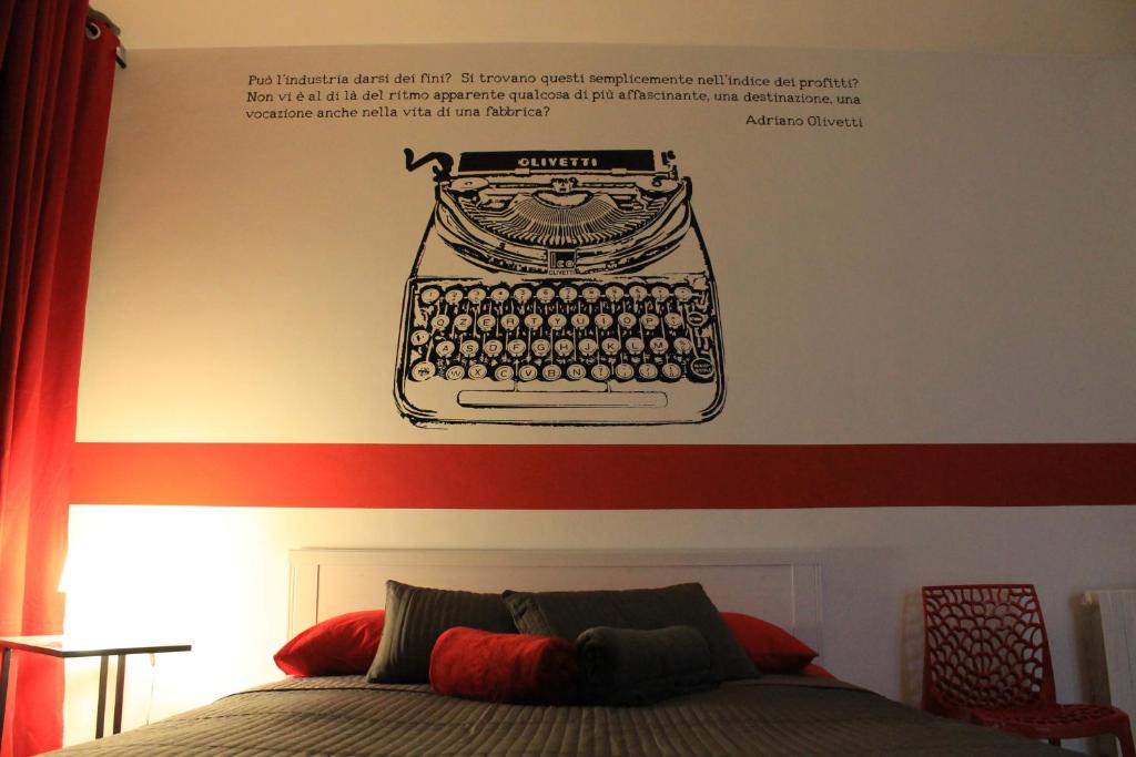 伊夫雷亚伊芙丽雅拉贝拉旅馆的卧室墙上打字机贴纸