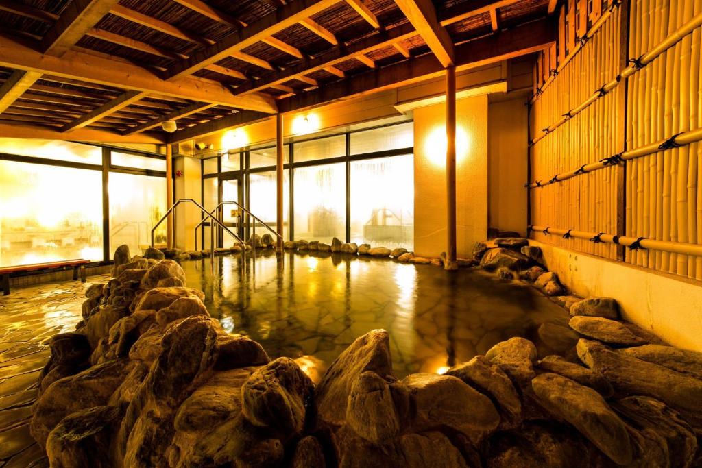 青森Aomori Center Hotel的一间有岩石的水池的房间
