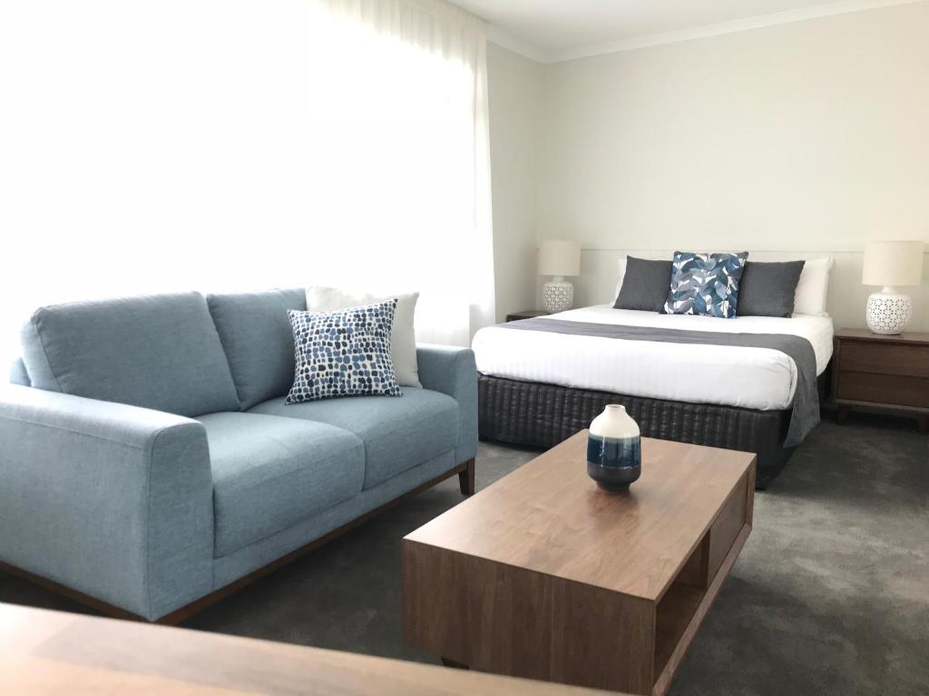 奥福德奥福德海洋酒店的客厅配有沙发和1张床