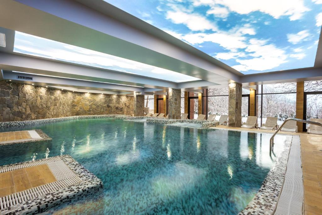 里尔斯基马纳斯特Rilets Resort & Spa的一座大楼内的大型游泳池