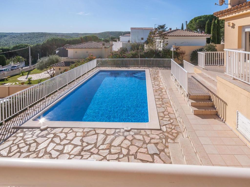 莱斯卡拉Spacious Holiday Home in L Escala with Private Pool的房屋阳台上的游泳池