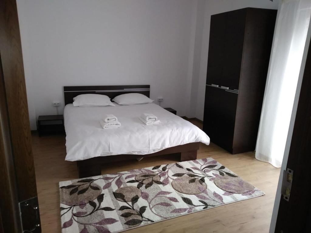 雅西Alexys Residence 6的卧室配有一张床,地板上铺有地毯