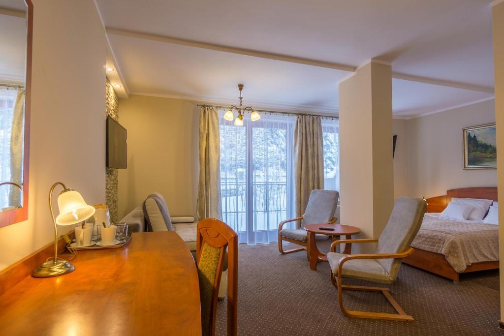 斯克拉斯卡波伦巴钻石酒店的酒店客房带一张床、一张桌子和椅子