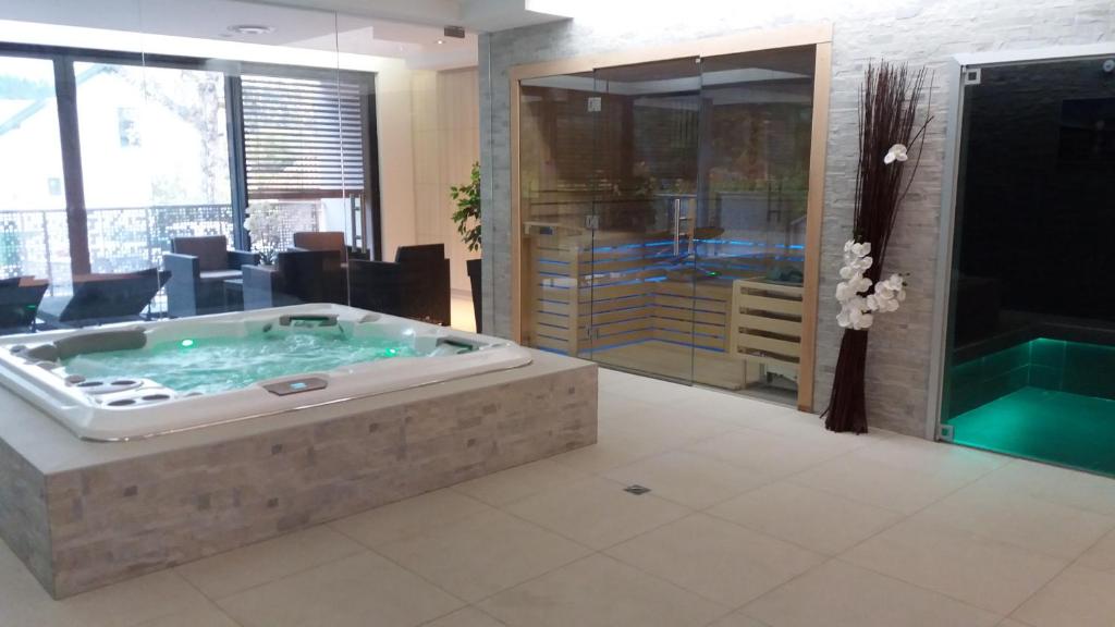 热拉梅回音湖餐厅酒店的客厅设有大型按摩浴缸