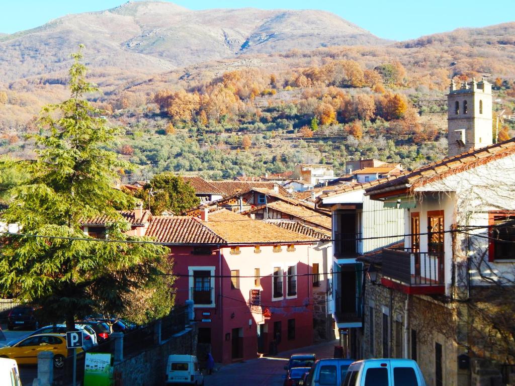 加尔甘塔劳利亚Casa Rural Parada Real的享有以山为背景的城镇美景