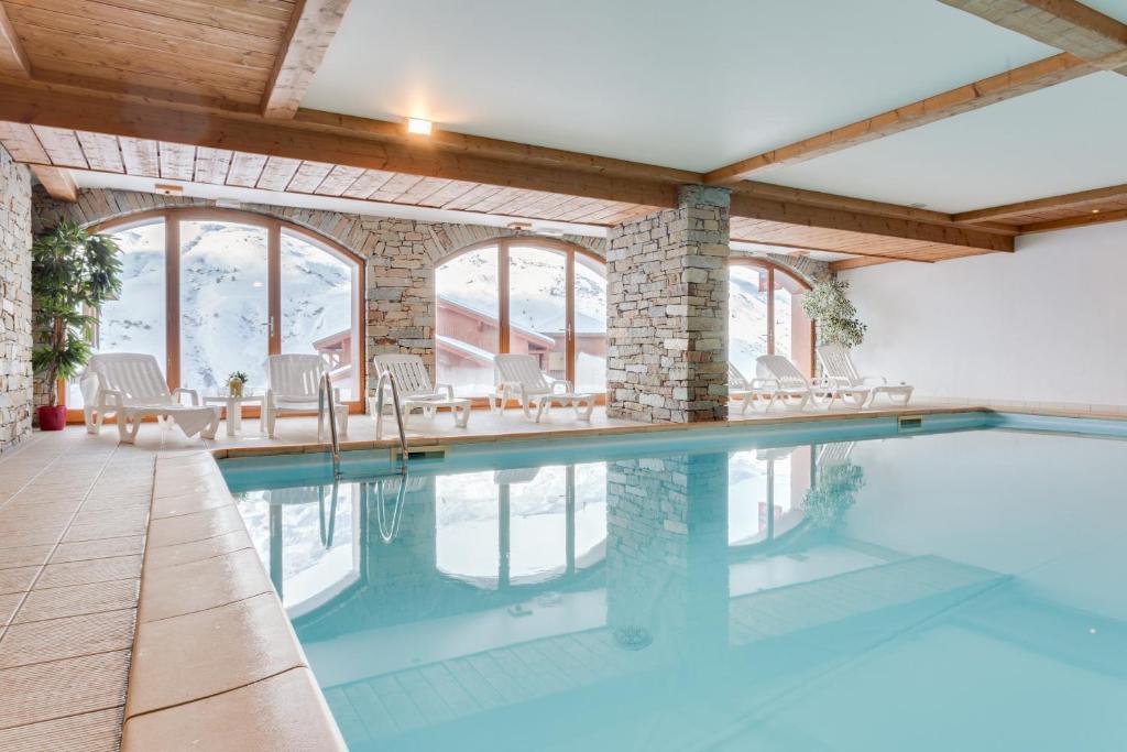 里蒙纽耶夏雷阿多尼斯酒店的一座砖墙房子中的游泳池