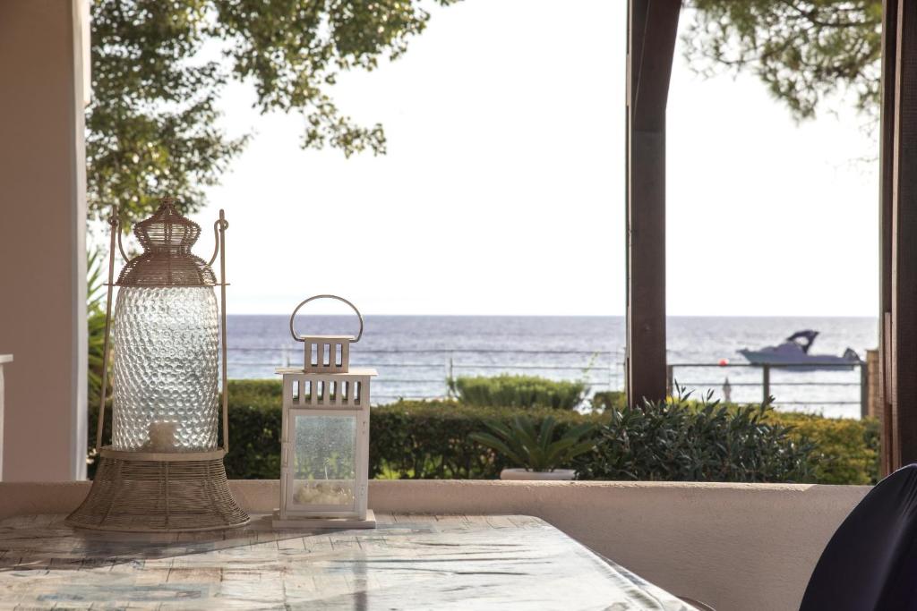 尼基季Bitzios Rent Houses的一张享有海景的桌子