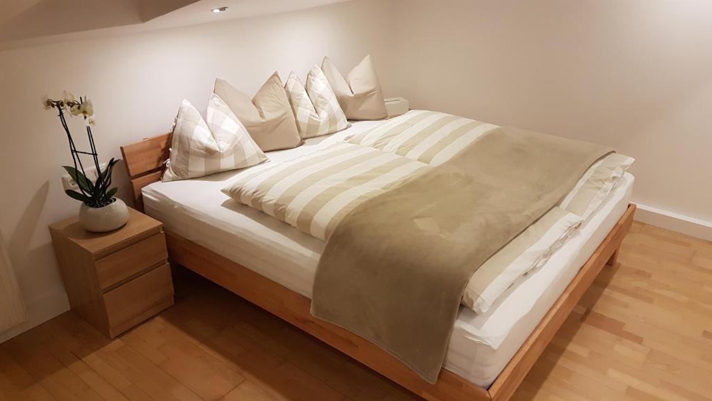米明Apartment Bergverliebt的一张配有白色床单和枕头的大床