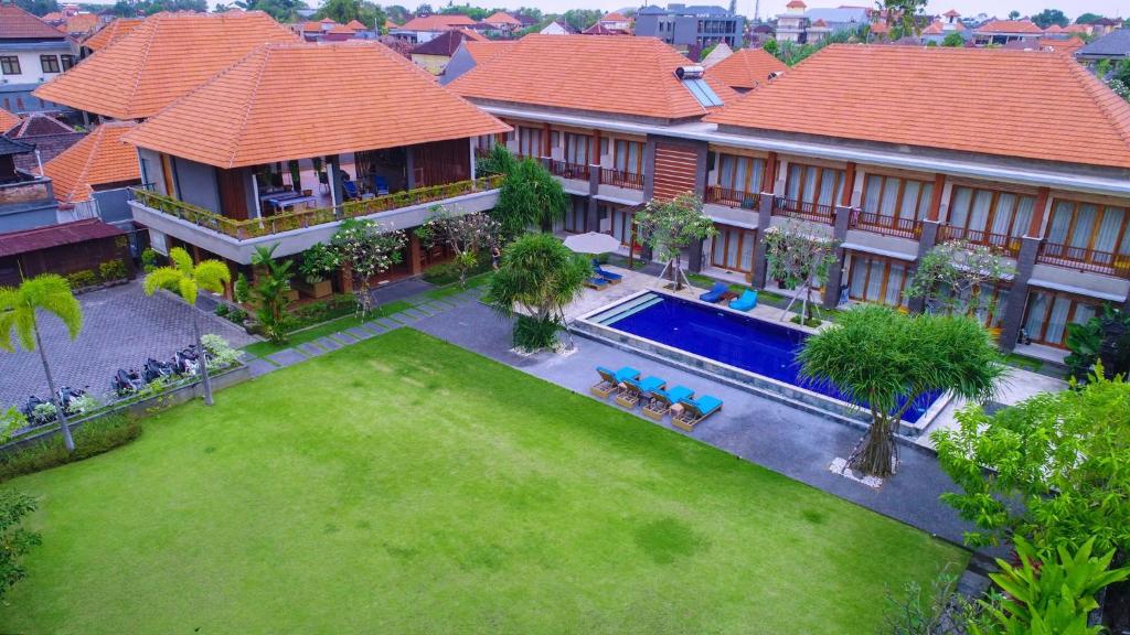 塞米亚克塞米亚克库布瑟姆帕卡酒店的享有带庭院的房屋的空中景致