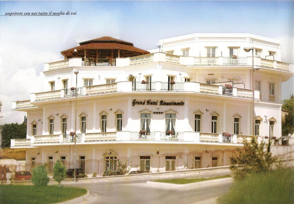 坎波巴索林纳西蒙托酒店的一座大型白色建筑,设有阳台