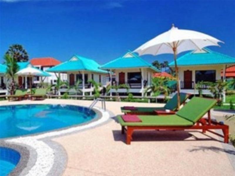 高兰N.T.蓝塔度假酒店的一个带游泳池、椅子和遮阳伞的度假村