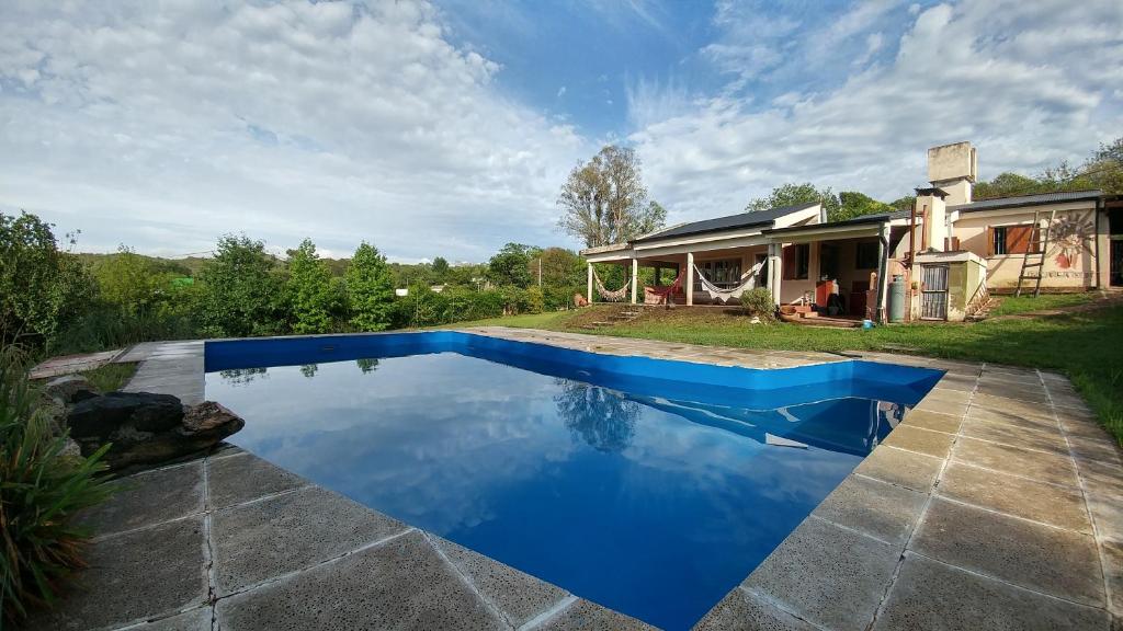 casa de campo en Villa Los Aromos Cordoba内部或周边的泳池
