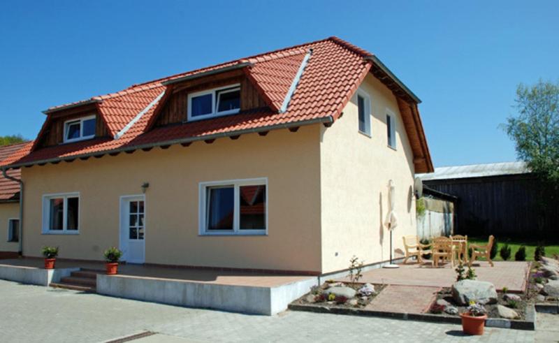 SehlenFerienappartements Familie Lenz的一间红色屋顶的小房子