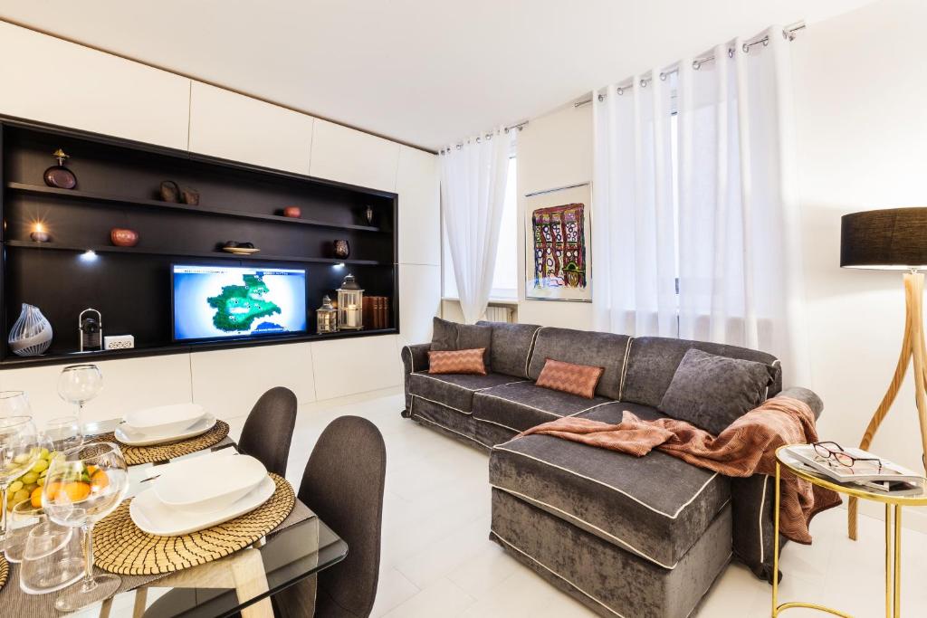 罗马Luxury Apartment Casa Farnese – Campo de Fiori的客厅配有沙发和桌子