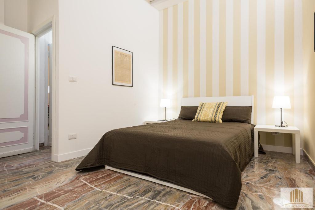 马切拉塔Camere Pallotta的一间卧室配有一张带两盏灯的床。