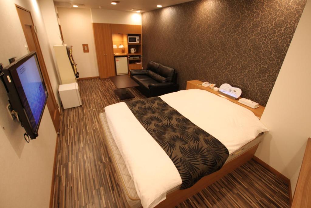 青森Hotel Shindbad Aomori -Love Hotel-的酒店客房,配有床和电视