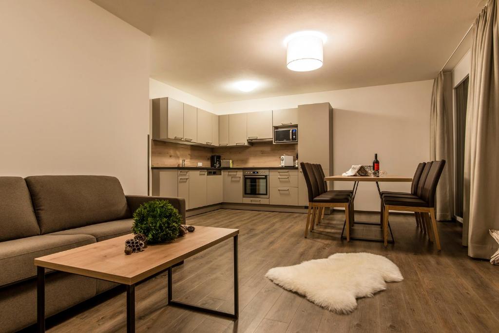 圣加伦基希Appartements Ausblick的客厅配有沙发和桌子