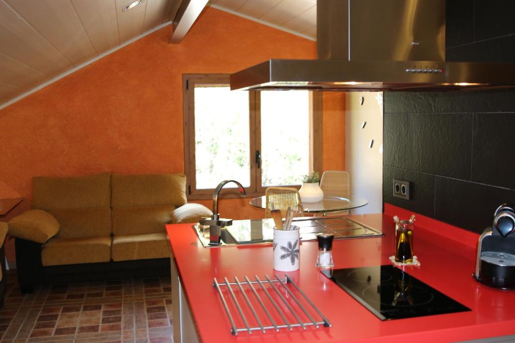 巴达洛纳Casablanca的一个带红色台面和沙发的厨房