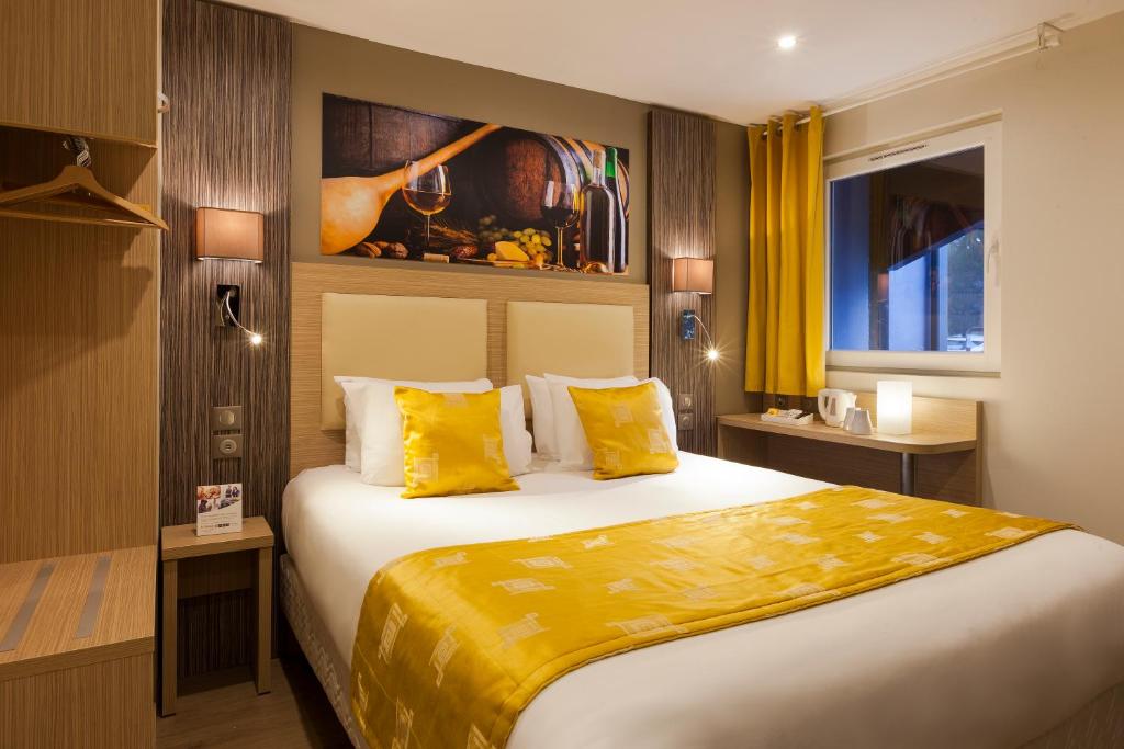 奥利韦奥尔良奥利韦省舒适酒店的酒店客房配有一张带黄色枕头的大床
