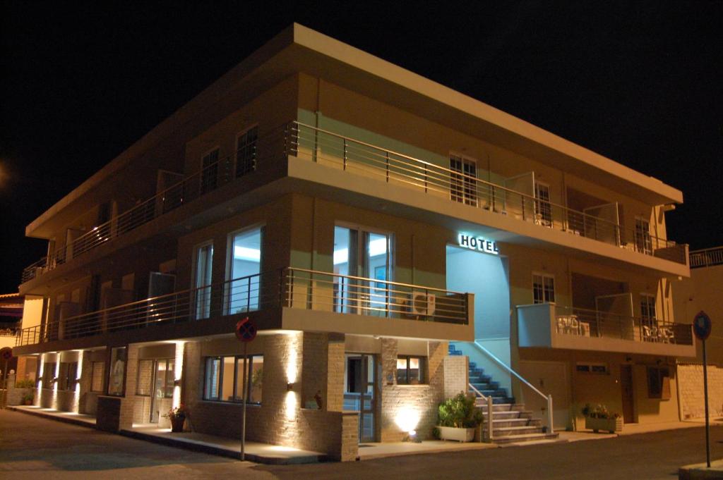 Antirrio安提里奥酒店的前面有灯的建筑