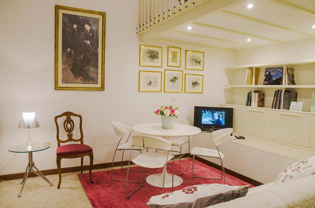 博洛尼亚Mini Chic Downtown的客厅配有桌椅和电视。