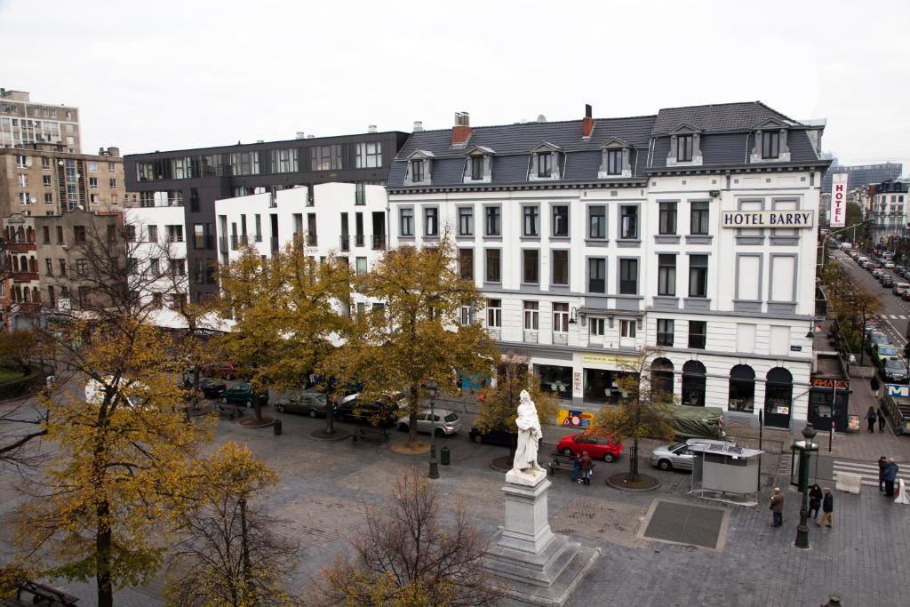 布鲁塞尔巴瑞酒店的建筑前有雕像的城市