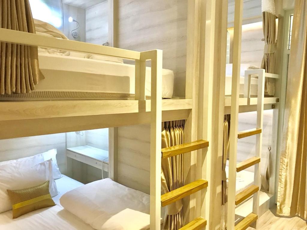 莱卡邦素万那普机场玛丽亚夫人旅馆的小型客房配有2张双层床和1张床