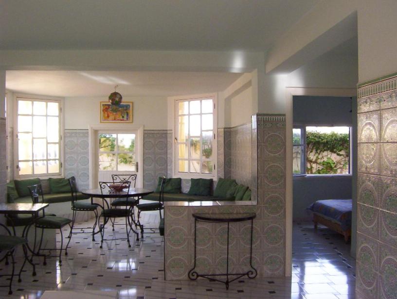 沃利迪耶Villa Sur La Plage的客厅配有桌椅和沙发