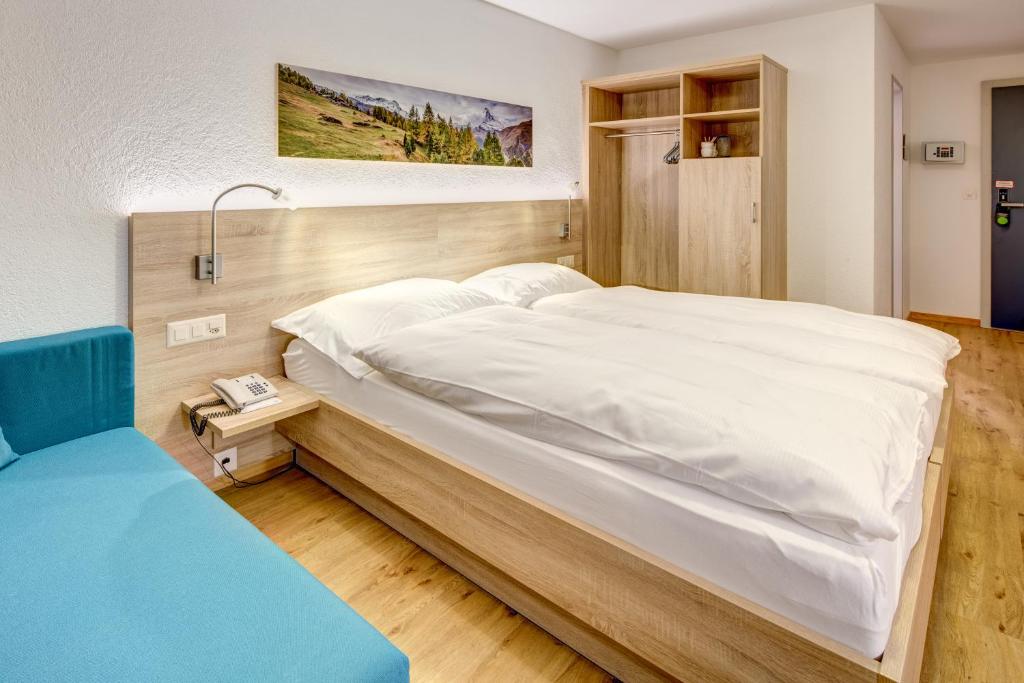 塔什Matterhorn Inn的卧室配有一张白色大床
