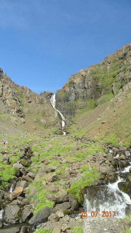 雷克侯拉尔米斯斯哈雷斯雷赫民宿的山边有瀑布
