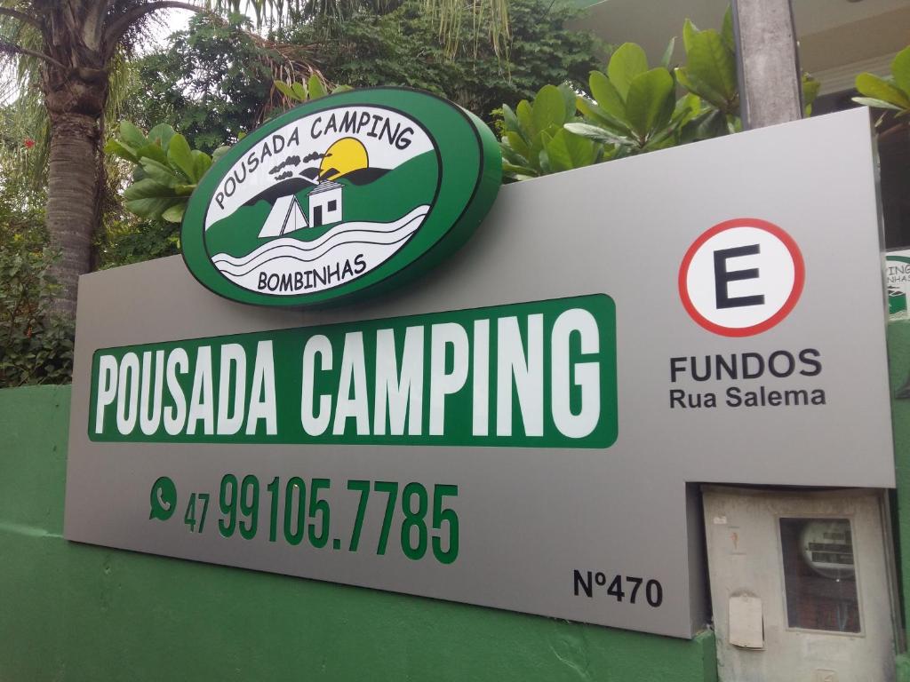 邦比尼亚斯Pousada Camping Bombinhas的露营标志