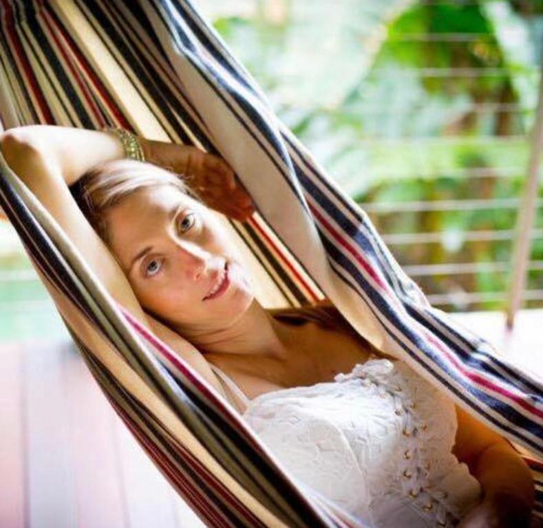 凯恩斯凯恩斯树顶度假屋的身穿婚纱的女人躺在吊床上