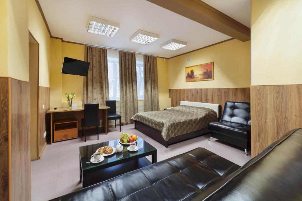 叶卡捷琳堡阿尔利斯酒店的酒店客房,配有床和沙发