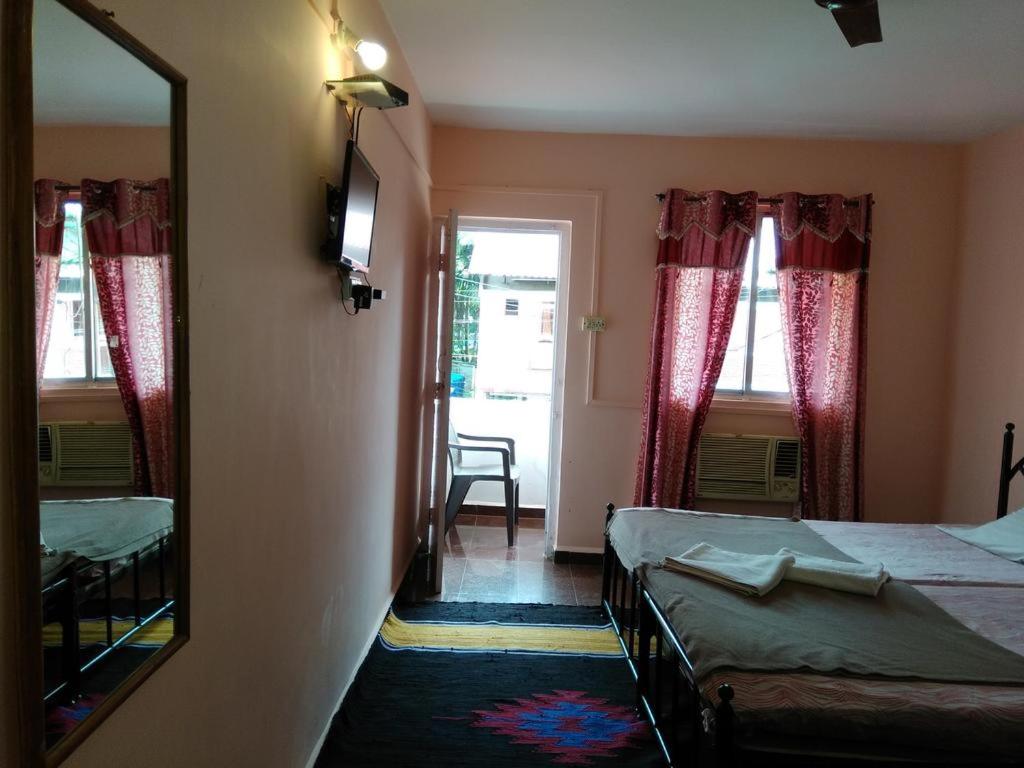 帕罗林Sobitai的酒店客房,设有两张床和镜子