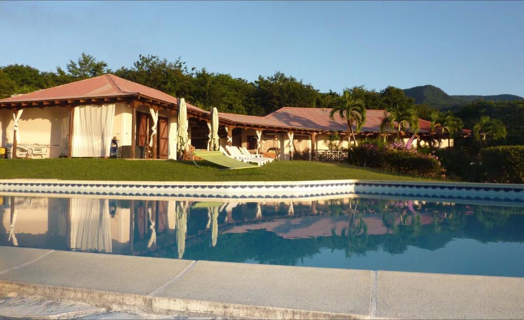 德赛Chambre d'hotes "Villa Rayon Vert"的房屋前有游泳池的房子
