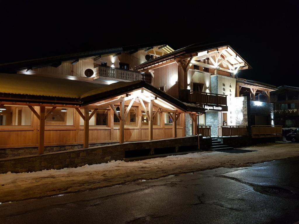 莫尔济讷阿尔彭岩酒店的一座晚上有灯的建筑