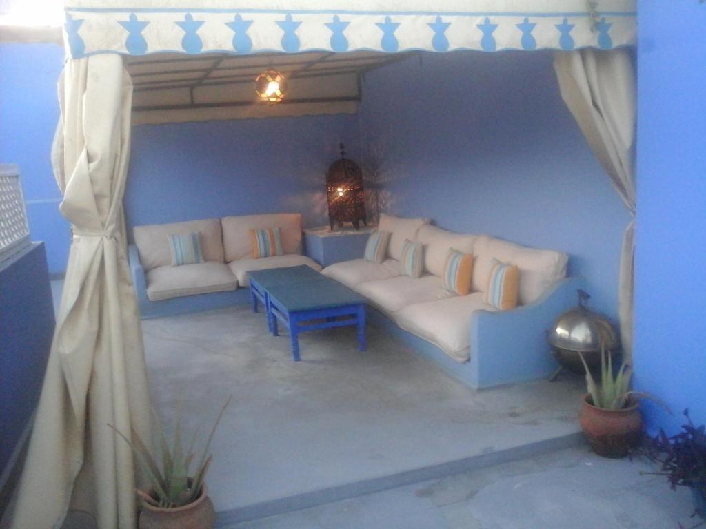 艾西拉Dar es Salam-Alta的客厅配有沙发和桌子