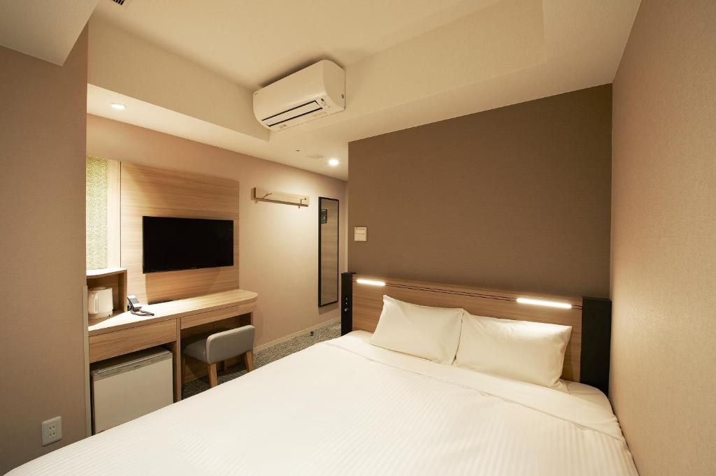 东京东京坎达索特图斯弗雷撒酒店的配有一张床和一张书桌的酒店客房
