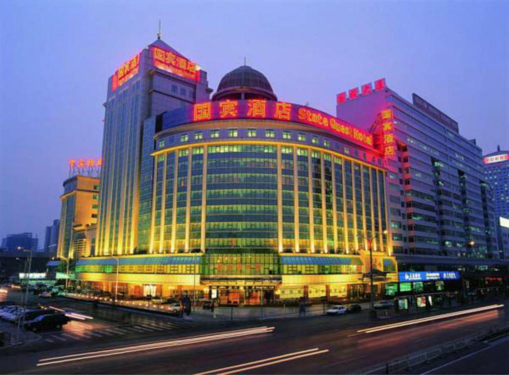 北京北京国宾酒店的一座大型建筑,上面有红灯