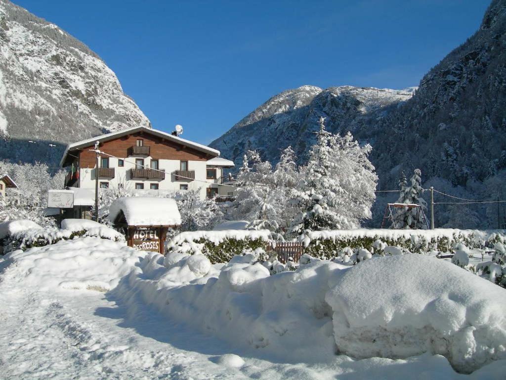 安泰伊-萨伊恩特-安德尔埃德斯洛斯酒店的山地雪覆盖的房子