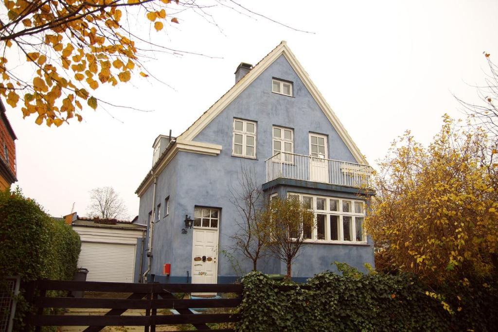 哥本哈根威尔斯住宿加早餐旅馆的蓝色房子,有 ⁇ 帽屋顶